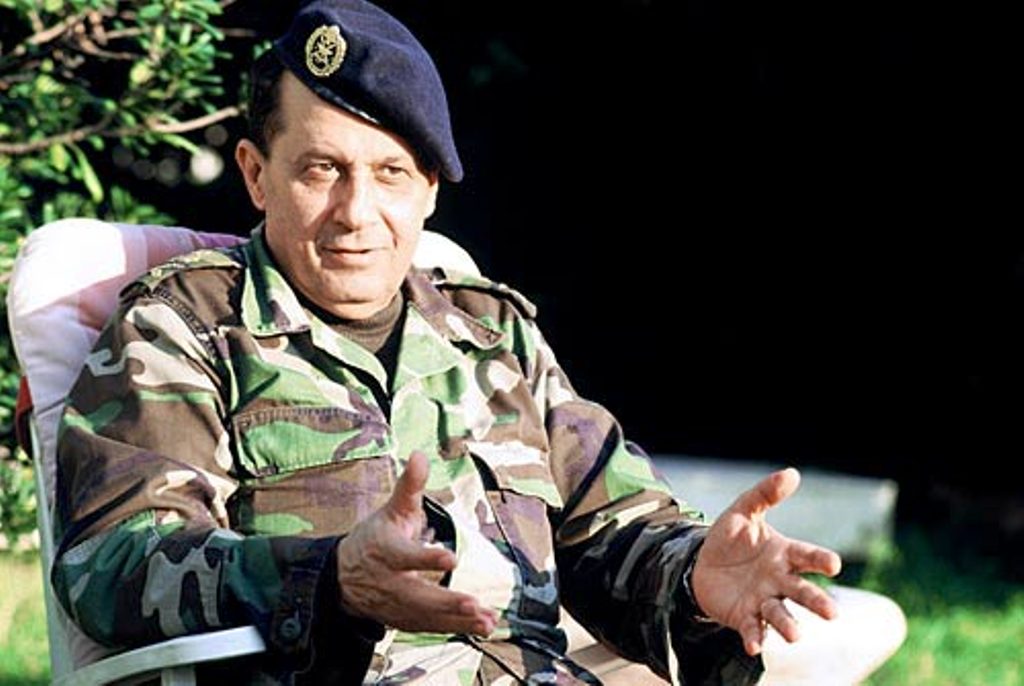 1988 - Le général Michel Aoun dans les jardins du palais présidentiel de Baabda